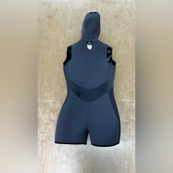 Bare Women’s Zip Front 7mil Shortie Wetsuit with Hood - Picture 5 of 5